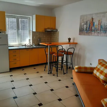 Apartments Bruna - 300M From Beach Apartment Pakoštane